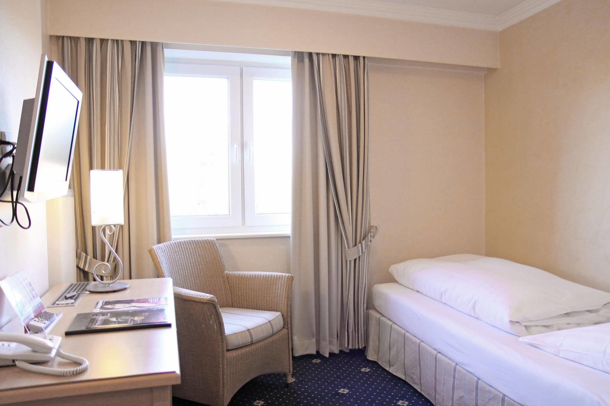 Thomas Hotel Spa & Lifestyle Husum  Bagian luar foto